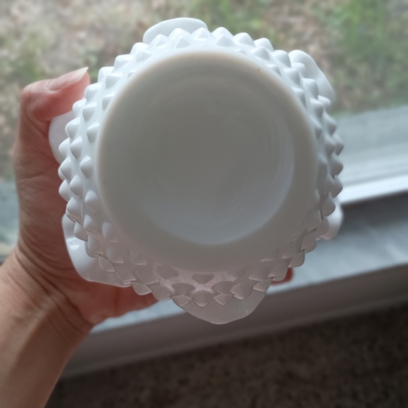 Vintage milk glass vase - Picture 9 of 9